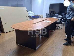 ภาพถ่ายจากหน้างานจัดส่งโต๊ะประชุมตัวต่อ ขาไม้ ท๊อปโต๊ะทรงรี มีรูรอดสายไฟแนวยาวกลางโต๊ะ