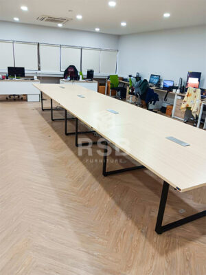 จัดส่งเรียบร้อยโต๊ะประชุมตัวต่อ ขาเหล็ก 3 ขา ในภาพลูกค้าสั่งซื้อไปจำนวน 2 ตัวค่ะ