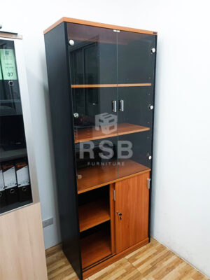 จัดส่งและประกอบติดตั้งเรียบร้อย สำหรับตู้เอกสารสูง บานเปิดกระจกด้านบนและบานเลื่อนด้านล่าง