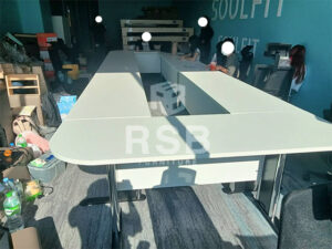 ภาพถ่ายจากหน้างานภายในห้องประชุม จัดส่งโต๊ะประชุมตัวต่อ ขนาดใหญ่ ขาเหล็กปั้มเงา