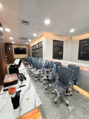 ภาพถ่ายจากหน้างานจัดส่งเก้าอี้สำนักงาน รุ่นพนักพิงสูงและเบาะนั่งกับพนักพิงเอนแยกกัน ภายในห้องประชุม