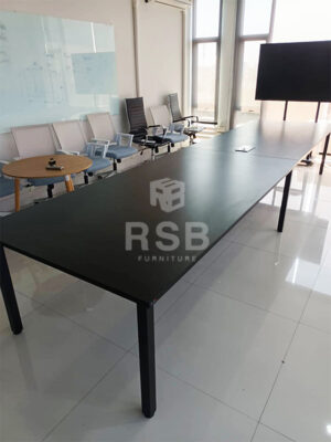 ในภาพเป็นห้องประชุมภายในออฟฟิศลูกค้า ได้เลือกใช้โต๊ะประชุมตัวต่อ ขาเหล็กตรง