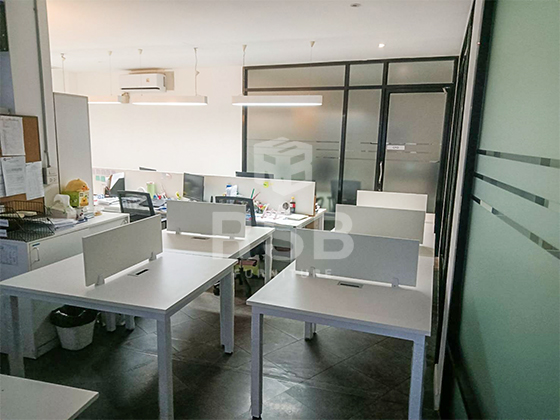 ผลงานติดตั้งชุดโต๊ะทำงาน Workstation แบบ 2 ที่นั่ง ย่านทองหล่อ คุมโทนด้วยสีขาวมินิมอล