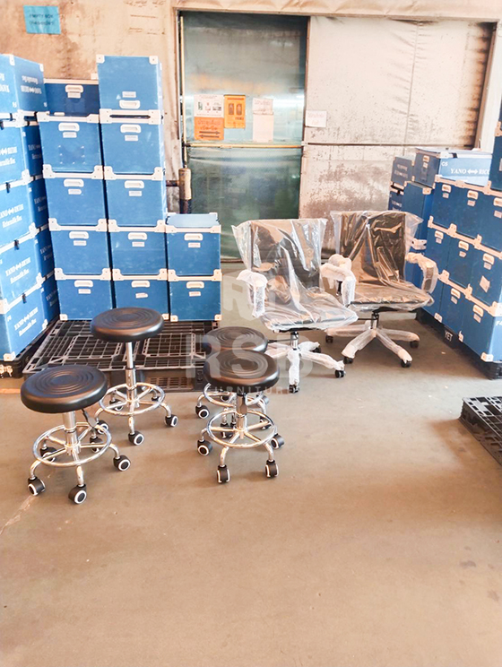 ภาพถ่ายจากหน้างานจัดส่งถึงสถานที่เรียบร้อย เก้าอี้บาร์และเก้าอี้สำนักงานค่ะ