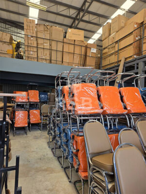 จัดส่งเก้าอี้รับรอง พนักพิงและที่นั่ง ฟองน้า Polyurethane Foam ขาเหล็กตัว C ชุบโครเมียม