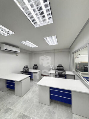 ในภาพเป็นภายในบริษัทของลูกค้า พนักงาน RSB ได้ทำการกระจายส่งเก้าอี้ตามห้องต่างๆ