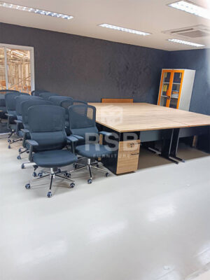 ในภาพจัดส่งโต๊ะทำงานพร้อมกับ เก้าอี้ทำงาน ลูกค้าหน้างานนี้ได้เข้ามาเลือกซื้อที่โชว์รูม RSB ค่ะ