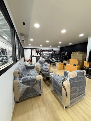 ภาพถ่ายจากหน้างานจัดส่งชุดโซฟารับแขกและโต๊ะกลางโซฟาขาเหล็กขนาดโต๊ะกว้าง 105 x ลึก 60 x สูง 38 cm