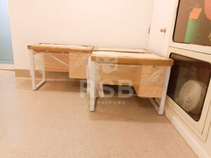 ทีมงาน RSB Furniture เข้าติดตั้งและจัดวางโต๊ะทำงานขาเหล็ก (Steel Frame Desk) พร้อมลิ้นชักในตัว