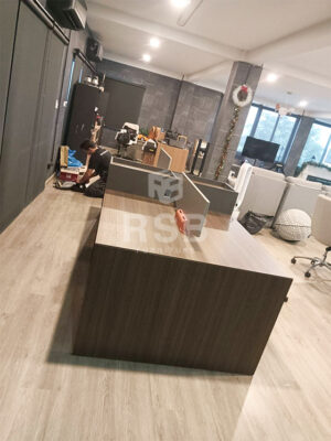 ภาพถ่ายผลงานรอบนี้คือการติดตั้ง โต๊ะทำงานกลุ่ม 4 ที่นั่ง (4-Seater Workstation)