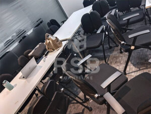 ในภาพเป็นห้องประชุม ตัวเก้าอี้โดดเด่นด้วยกลไกการพับที่แข็งแรงและประหยัดพื้นที่ในการจัดเก็บ