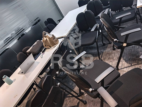 ในภาพเป็นห้องประชุม ตัวเก้าอี้โดดเด่นด้วยกลไกการพับที่แข็งแรงและประหยัดพื้นที่ในการจัดเก็บ