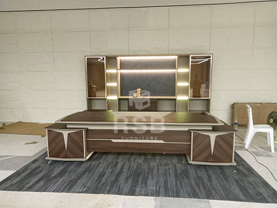 เคสนี้เราจัดเซตโต๊ะผู้บริหารคู่กับตู้ไซด์บอร์ด (Sideboard) งานไม้สีวอลนัทเข้มช่วยสร้างบรรยากาศที่เป็นทางการ