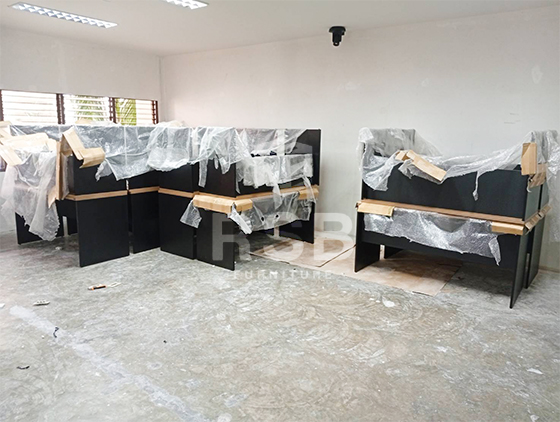 บรรยากาศหน้างานจริงกับการจัดส่งโต๊ะทำงานไม้ล้วน (All-Wooden Office Desk)