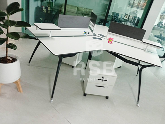 พามาชมผลงานติดตั้งจริงกับการเซตอัพโต๊ะทำงานกลุ่ม 3 ที่นั่ง ดีไซน์ 120 องศา ณ ออฟฟิศสุดล้ำ
