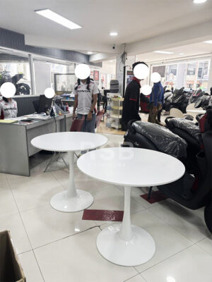 ปรับโฉมมุมต้อนรับลูกค้าในโชว์รูมให้ดูมินิมอลทันสมัย สว่างตา (Minimalist White Tulip Round Table)