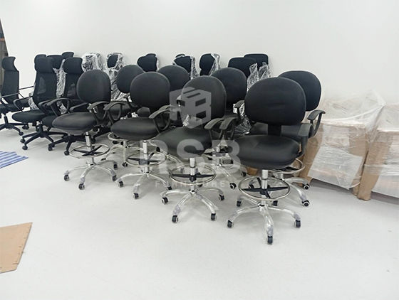 ภาพหน้างานจริงกับการจัดส่งเก้าอี้สำนักงานทรงสูงแบบมีที่พักเท้า (Drafting Chair / High Stool Office Chair)