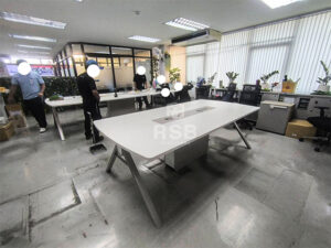 หน้างาน ทีมช่าง RSB Furniture กำลังประกอบและติดตั้ง โต๊ะประชุมขนาด 360 cm