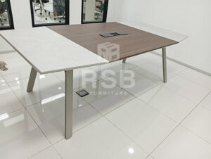 เป็นงานติดตั้ง โต๊ะประชุม Design work ขนาด 220 cm ตัวโต๊ะสลับโทนสีท็อปแบบ Two-Tone