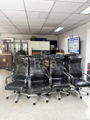 เป็นผลงานการจัดส่งเก้าอี้ผู้บริหารพนักพิงสูงบุเบาะหนัง PVC สีดำหนานุ่ม