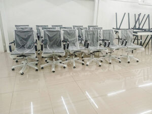 ผลงานจัดส่ง เก้าอี้พนักพิงกลาง ขาเหล็กเงาวาว รหัส 3121 โทนสีดำพรีเมียม หุ้มพลาสติกกันรอยส่งตรงถึงหน้างานเรียบร้อยพร้อมใช้งาน