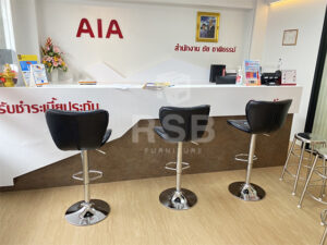 รีวิวผลงานส่งมอบ ย่านสาทร สำนักงาน ลือกใช้เก้าอี้บาร์ จัดวางเรียงหน้าเคาน์เตอร์บริการ