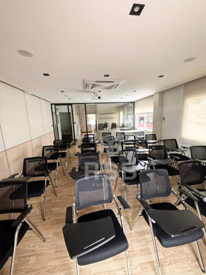 จัดส่งเก้าอี้จัดประชุมและฝึกอบรมแบบมีแผ่นเลคเชอร์ในตัว (Lecture Chair with Writing Tablet) ที่ตอบโจทย์การประหยัดพื้นที่ค่ะ