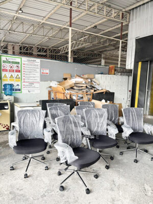 จัดส่งเก้าอี้สำนักงาน หุ้มด้วยพนักพิงผ้าตาข่าย (Mesh Backrest)ไม่สะสมความร้อน เหมาะกับสภาพอากาศบ้านเรา