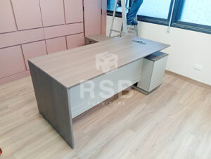 รีวิวผลงานส่งมอบ ย่านสาทร ห้องผู้บริหารฝ่ายการเงินเลือกใช้โต๊ะผู้บริหาร รหัส 4960 ดีไซน์เข้ามุมทรงตัวเอล