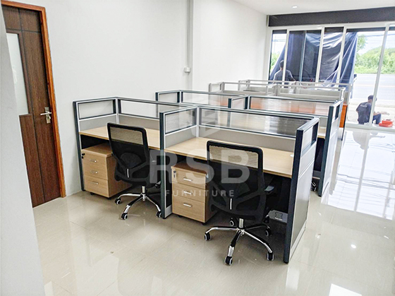 งานติดตั้งชุดโต๊ะทำงานกลุ่ม 2 ที่นั่ง ข้างกัน พร้อมพาร์ทิชันกั้น และตู้ลิ้นชักล้อเลื่อนแบบ 3 ลิ้นชัก
