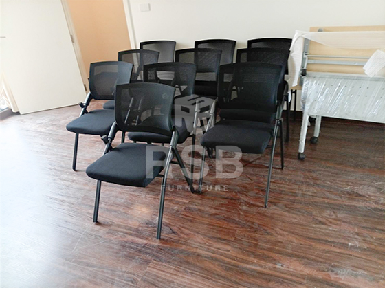 รอบนี้จัดส่งเก้าอี้ประชุมสัมมนาแบบพับเบาะพับเก็บซ้อนขนานได้ (Folding Cushion Training & Meeting Chairs) รหัส 5195