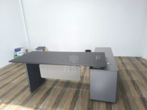 ผลงานติดตั้งจริง โต๊ะทำงานผู้บริหารทรงแอล (L-Shaped Executive Desk) ที่มาพร้อมตู้เสริมข้างตัวโต๊ะ (Side Credenza) เข้าชุดกันอย่างลงตัว