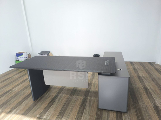 ผลงานติดตั้งจริง โต๊ะทำงานผู้บริหารทรงแอล (L-Shaped Executive Desk) ที่มาพร้อมตู้เสริมข้างตัวโต๊ะ (Side Credenza) เข้าชุดกันอย่างลงตัว