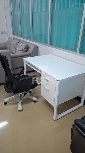 จัดส่ง โต๊ะคอมพิวเตอร์สีขาวทรงโมเดิร์นคู่กับเก้าอี้สำนักงานพนักพิงผ้าตาข่ายลายกราฟฟิค 
