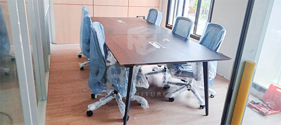 จากภาพหน้างานจริงรอบนี้ เป็นงานส่งมอบชุดเซ็ตห้องประชุมขนาด 6-8 ที่นั่งพร้อมเก้าอี้สำนักงานพนักพิงตาข่าย
