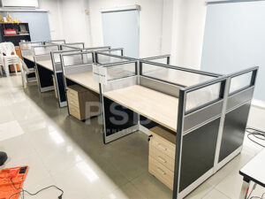 จัดส่งและประกอบติดตั้งโต๊ะทำงานกลุ่ม 4 ที่นั่ง พร้อมพาร์ทิชัน (Workstation) ในตัว และตู้ลิ้นชักล้อเลื่อน