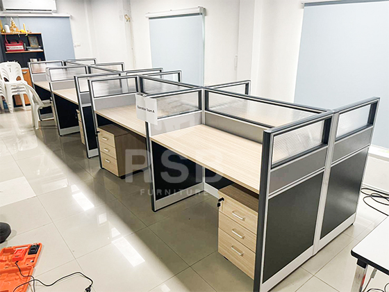 จัดส่งและประกอบติดตั้งโต๊ะทำงานกลุ่ม 4 ที่นั่ง พร้อมพาร์ทิชัน (Workstation) ในตัว และตู้ลิ้นชักล้อเลื่อน