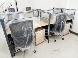 ผลงานจริงการจัด ชุดโต๊ะทำงานกลุ่ม 4 ที่นั่ง Workstation พร้อมพาร์ทิชันกั้นห้องและตู้ลิ้นชัก