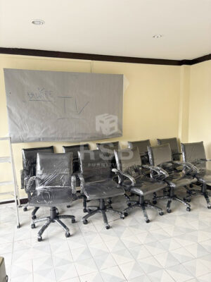 พาชมผลงานจัดส่ง เก้าอี้สำนักงาน พนักพิงหนัง แขนปีกนก รุ่นโปรโมชั่น ณ หน้างานห้องประชุม