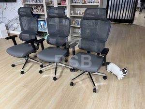 ภาพงานจัดส่งและติดตั้งเก้าอี้เพื่อสุขภาพ Ergonomic พนักพิงตาข่าย เบาะสีเทา ขาโครเมียม