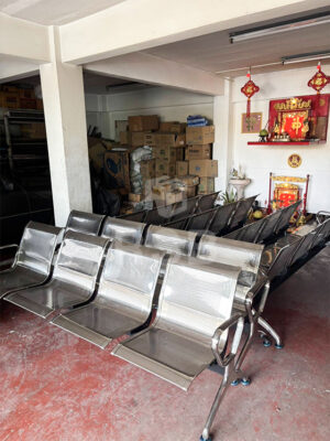 จัดส่งเก้าอี้พักคอยสแตนเลสแบบ 4 ที่นั่ง พร้อมจัดวางเข้าพื้นที่รับรองอย่างเป็นระเบียบเรียบร้อย