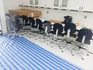 จัดส่งเก้าอี้บาร์ ห้องแล็ปทรงสูง (Lab Chair) ในภาพพร้อมส่งมอบเข้าพื้นที่ห้องปฏิบัติการ