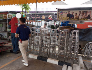 ภาพงานจัดส่งและจัดวางเก้าอี้สตูลสแตนเลสทรงกลมซ้อนได้ ล็อตใหญ่ ณ ศูนย์อาหาร Food Villa