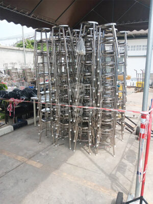 จัดส่งเก้าอี้แตนเลส เรียงซ้อนสูงทับกันอย่างเป็นระเบียบ ส่งมอบเข้าพื้นที่หน้างาน