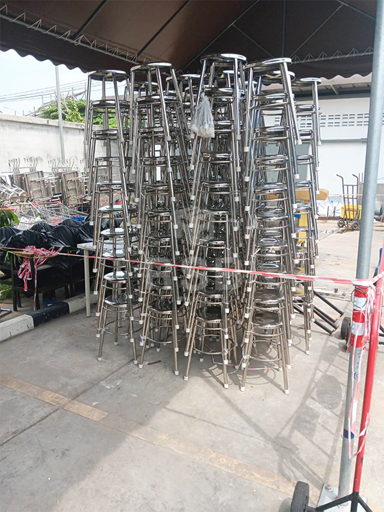 จัดส่งเก้าอี้แตนเลส เรียงซ้อนสูงทับกันอย่างเป็นระเบียบ ส่งมอบเข้าพื้นที่หน้างาน